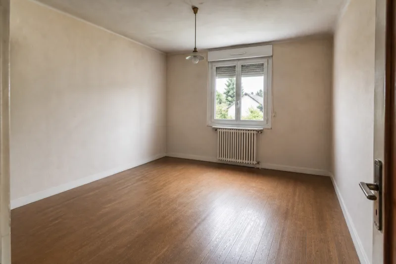 Après débarras — Salle à manger de pavillon vidée de son mobilier