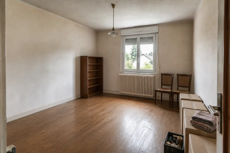 Salle à manger de pavillon vidée de son mobilier — en cours — Débarras maison, Débarras à Paris