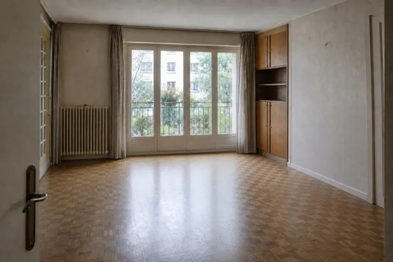 Après débarras — Séjour avec balcon remis à nu