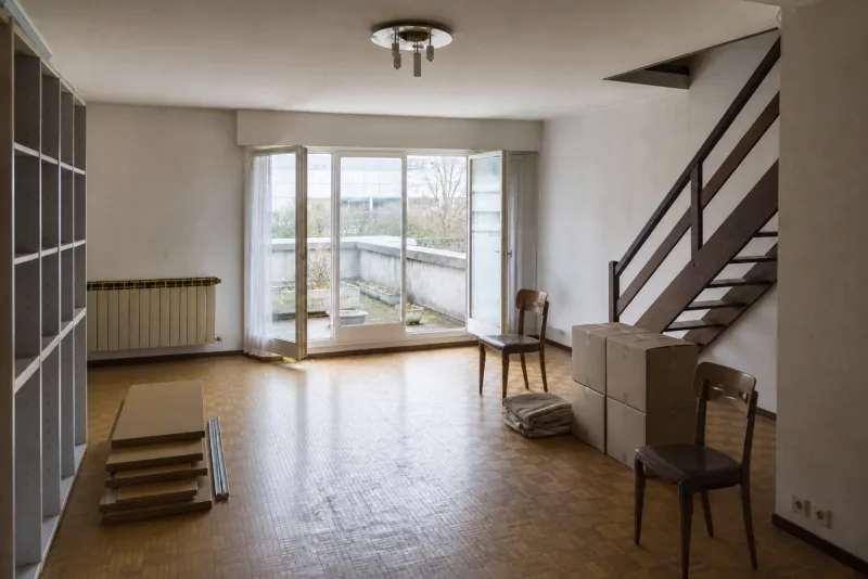 Duplex : séjour et escalier dégagés — en cours — Débarras cave, Débarras à Paris