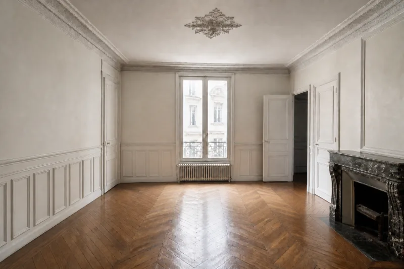 Après débarras — Grand salon parisien vidé de son mobilier ancien