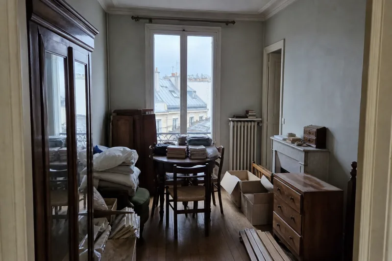 Avant débarras — Chambre parisienne libérée avant travaux