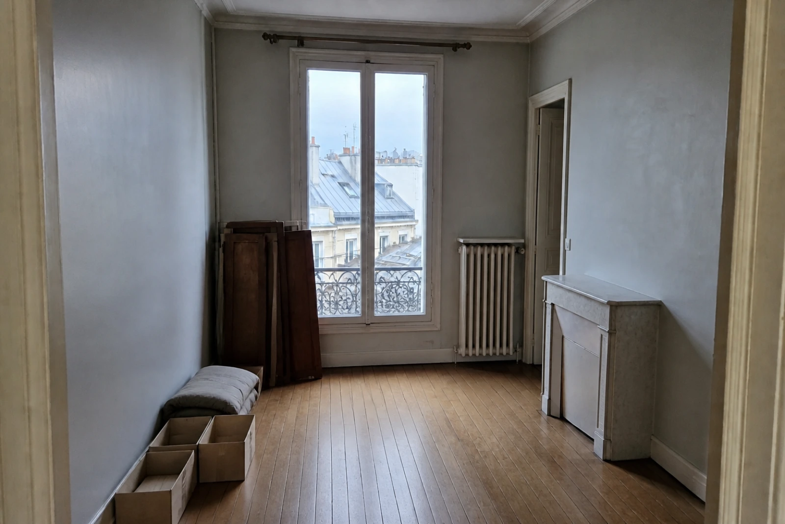 Trois-pièces aux Batignolles : débarras avec escalier sans ascenseur — intervention en cours
