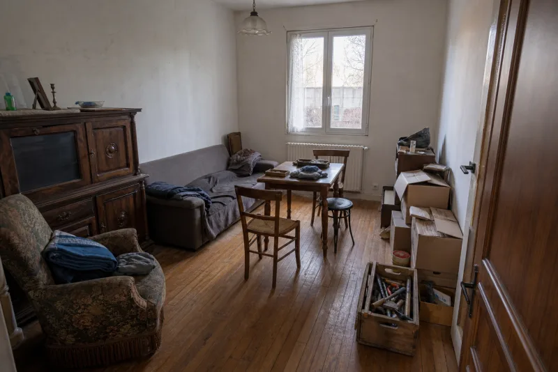 Avant — Séjour d’appartement entièrement vidé