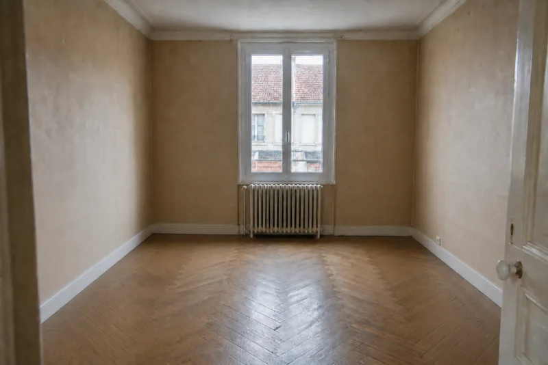 Après débarras — Chambre saturée de vêtements et cartons, vidée